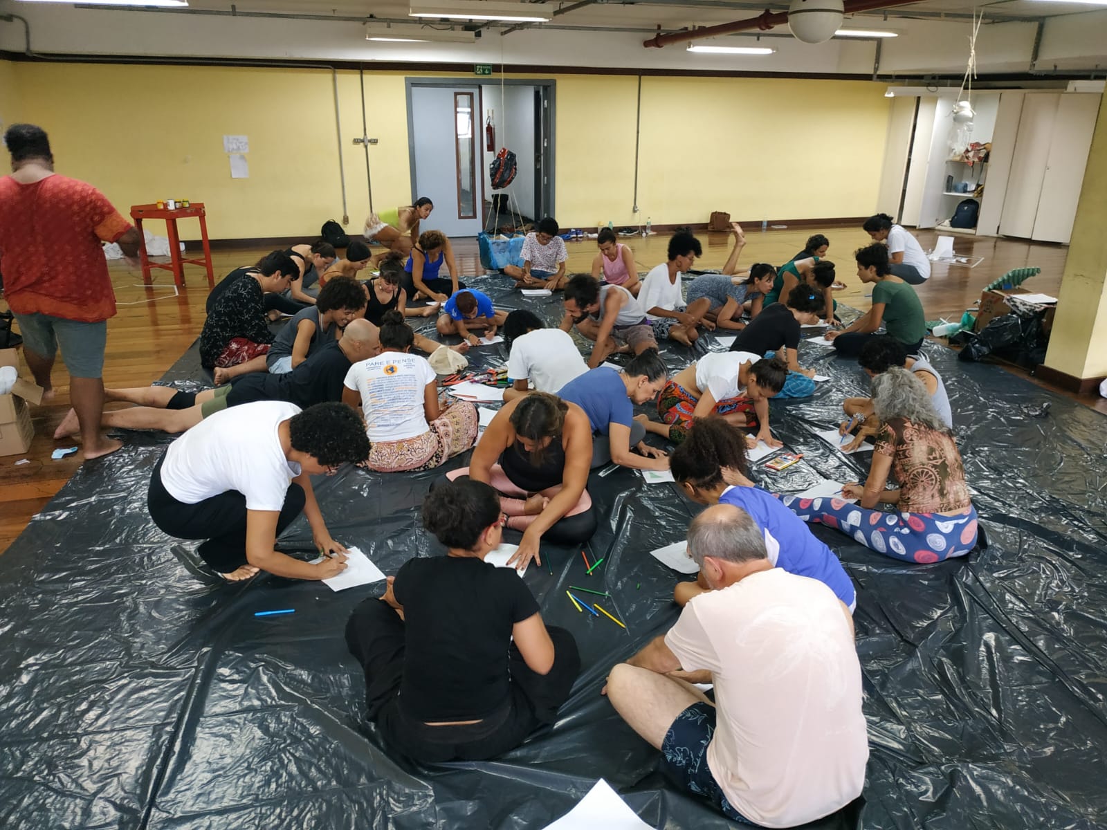 banner da atividade Pesquisa e(n) cena, cena e(m) pesquisa: rastros de uma trajetória acadêmica teórica e prática